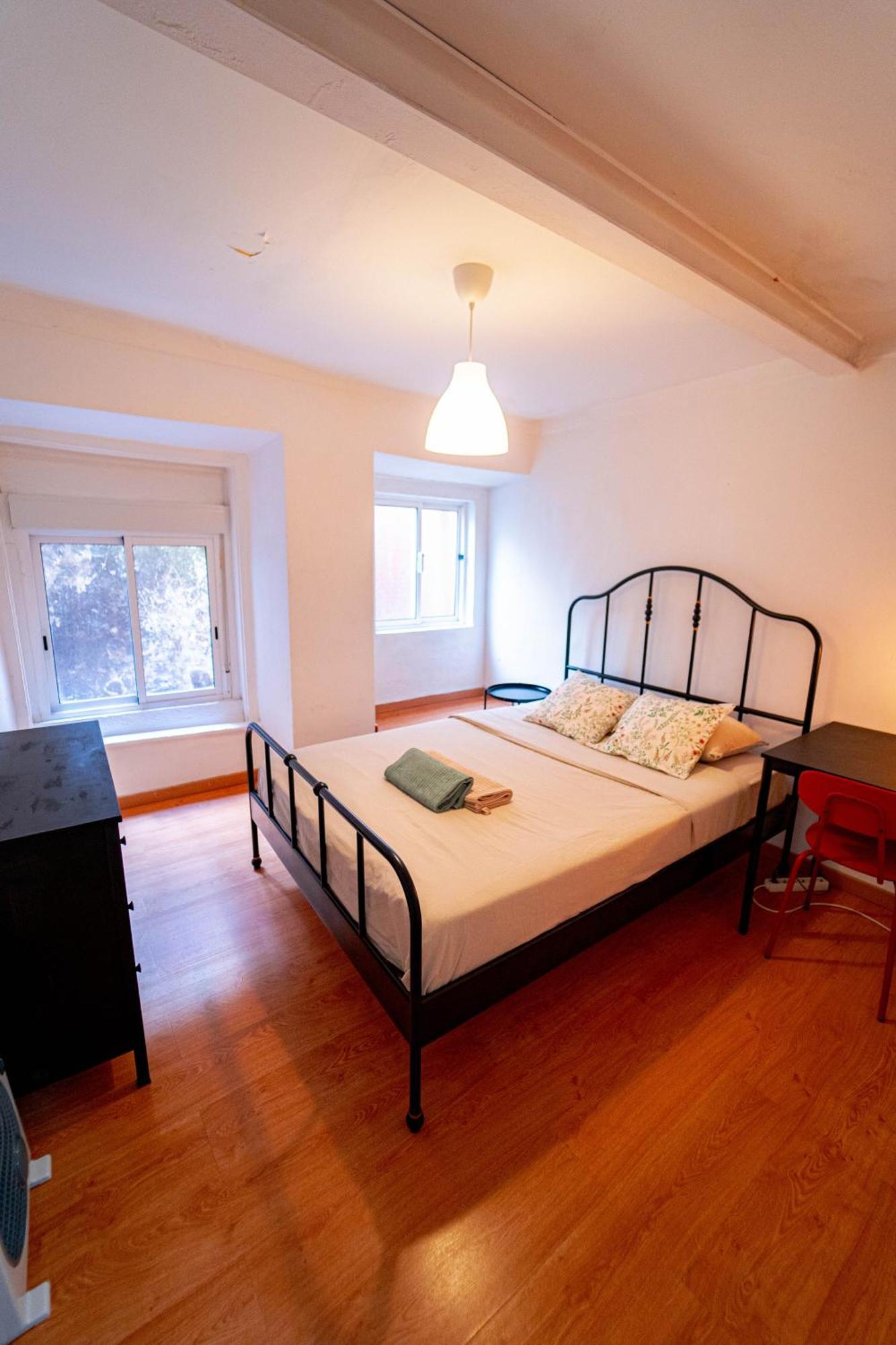 Quarto em Acomodações Particulares Bedrooms In Bairro Alto *